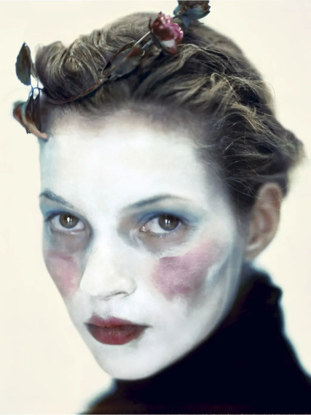 i-D 杂志社论，1996 年，模特：Kate Moss，化妆：Linda Cantello，发型：Julien d'Ys，©Paolo Roversi / Art+Commerce
