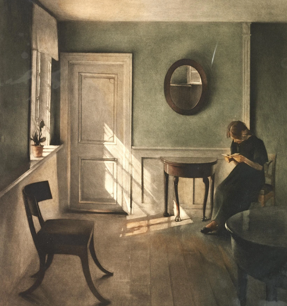 Peter Ilsted：一位女士在有阳光的房间里阅读，1920年