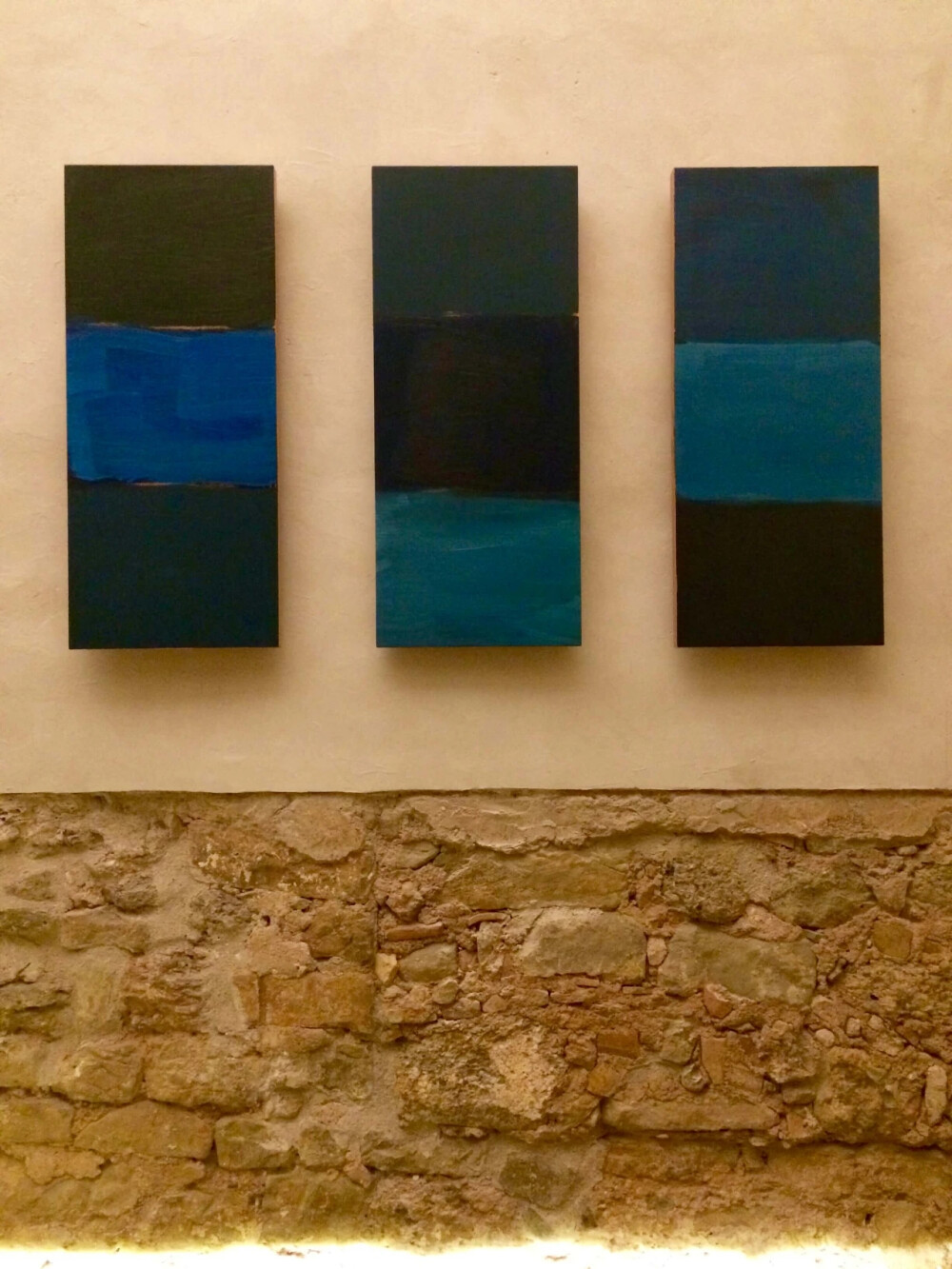 肖恩·斯库利（Sean Scully）是战后抽象绘画中最重要的一位国际艺术大师；他1945年出生于爱尔兰都柏林，1975年移民美国；现在创作和生活于美国纽约、西班牙巴塞罗那和德国慕尼黑。他曾于1989年和1993年两次获得英国『特纳奖』提名，常年受邀在世界顶级博物馆和艺术机构广泛巡展，作品被超过150个国际主要博物馆收藏。肖恩·斯库利被哲学家和艺术评论家阿瑟·丹托评论为“属于我们这个时代重要的油画大师之一。