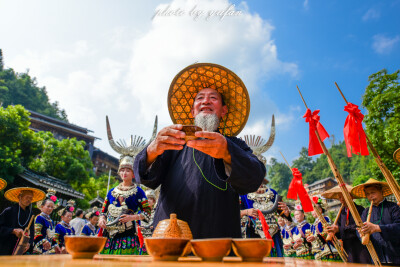 11月10日雷山2024苗年
“苗年”是苗族这世界上最古老民族、唯一世界性少数民族人民展示苗族服饰、信仰、饮食和歌舞等文化的重要节日。
快过苗年之前，各家各户都要备丰盛的年食，除杀猪、宰羊(牛)外，还要备足雷…