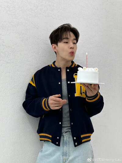 刘宪华Henry-Lau：
时间过的好快…又一年[蛋糕]
今年简简单单的过生日 谢谢大家的祝福！！
#明星生日汇# ​