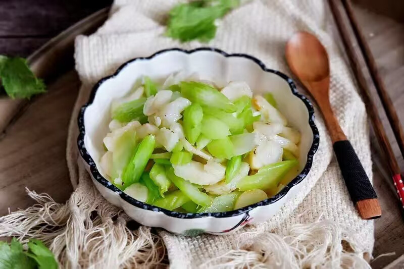 每日一素：
学做各种各样的素✨食，第一为了自己身体健康，营养均衡，第二做出健康漂亮的素✨食能感染到周围的朋友参与吃✨素，多一盘素✨菜就会少一盘荤菜，环保地球！让世界变的更加美好！
清炒马蹄西芹
食材: 西芹、马蹄、姜末、植物油、盐、蘑菇精
做 法:
1. 马蹄去皮后焯水备用
2. 西芹去叶洗净斜刀切成小段，马蹄切片
3. 起锅热油，加入姜末炒出香味
4. 加入马蹄西芹，快速翻炒至两者断生
5. 最后加少许盐和蘑菇精调味，炒匀出锅即可
​