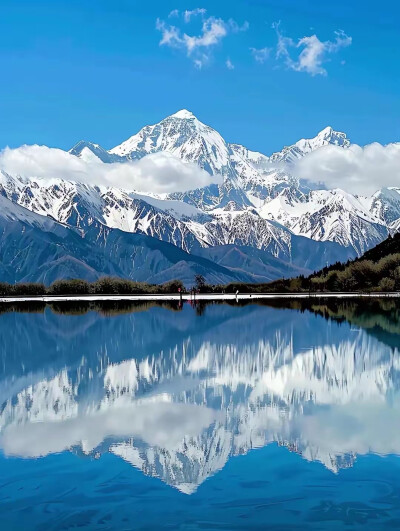 九寨沟的五色海子和山岭，
若尔盖大草原的无垠绿意，
瓦塔切林的经幡和白塔，
萝卜寨里黄泥碉楼诉说的千年时光，
人间瑶池圣地黄龙…