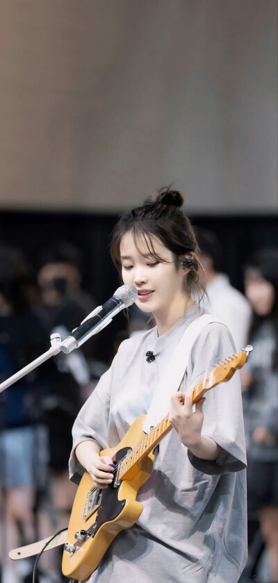 IU李知恩
cr：水印