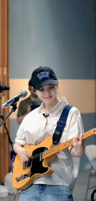 IU李知恩
cr：水印