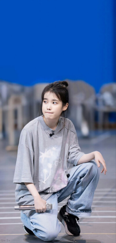 IU李知恩
cr：水印