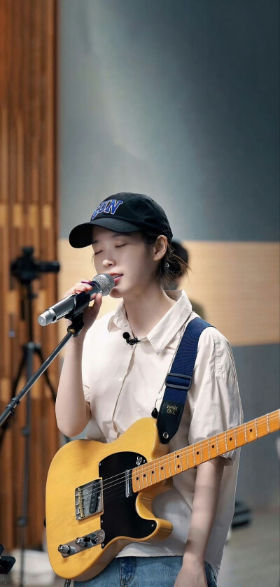 IU李知恩
cr：水印