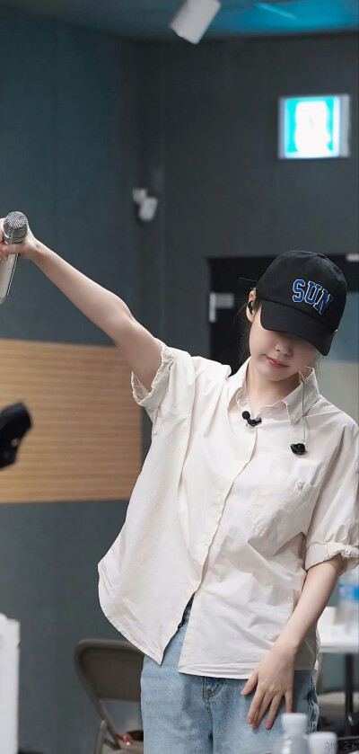 IU李知恩
cr：水印