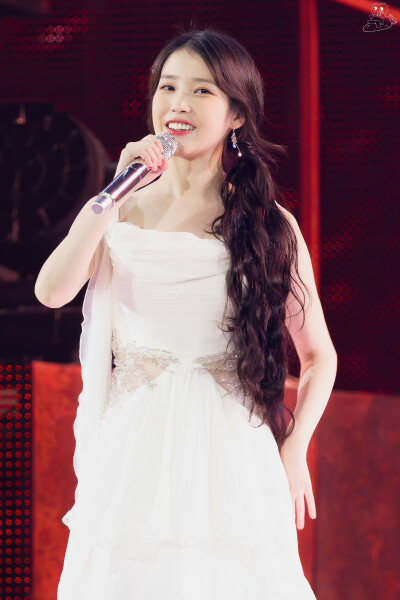 IU李知恩
240922 아이유 HEREH WORLD TOUR CONCERT : THE WINNING
cr：水印