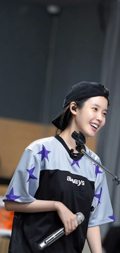 IU李知恩
cr：水印