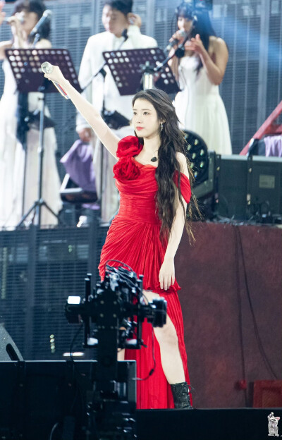 IU李知恩
240921 IU HEREH CONCERT ENCORE : THE WINNING
cr：水印