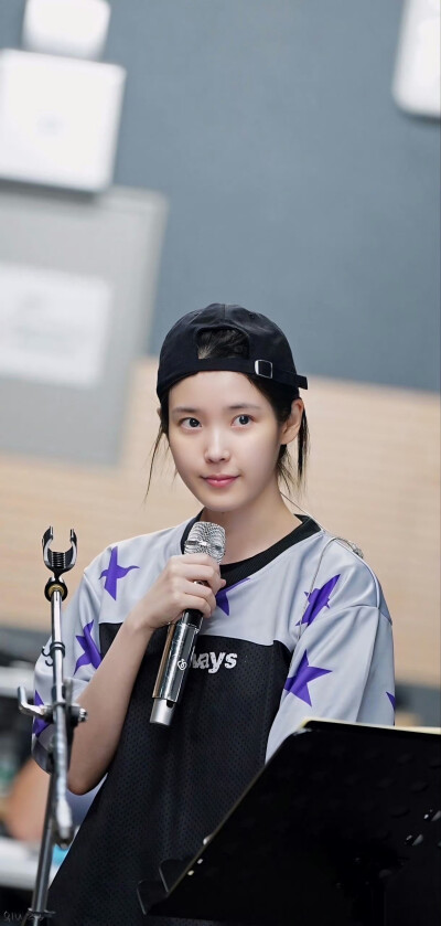 IU李知恩
cr：水印