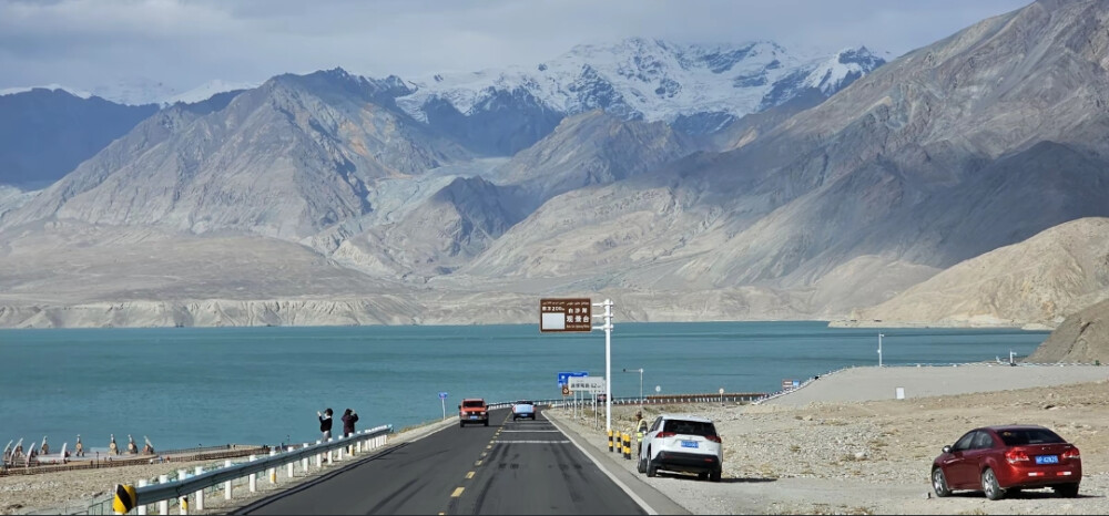 青春期第一次拙劣的告白 被拒绝在闷热的梅雨季 伴随着咸涩的泪水和连绵的梦 只有我的心像那颗根扎的很深的树 固执的等着风再一次吹动我的叶子 我的少女心事 是一场淅淅沥沥的梅雨季