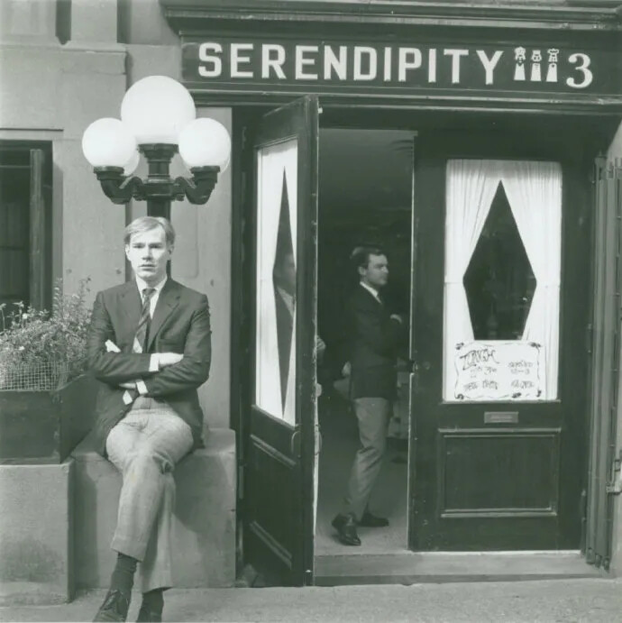 （安迪·沃霍尔坐在“Serendipity 3”门口）