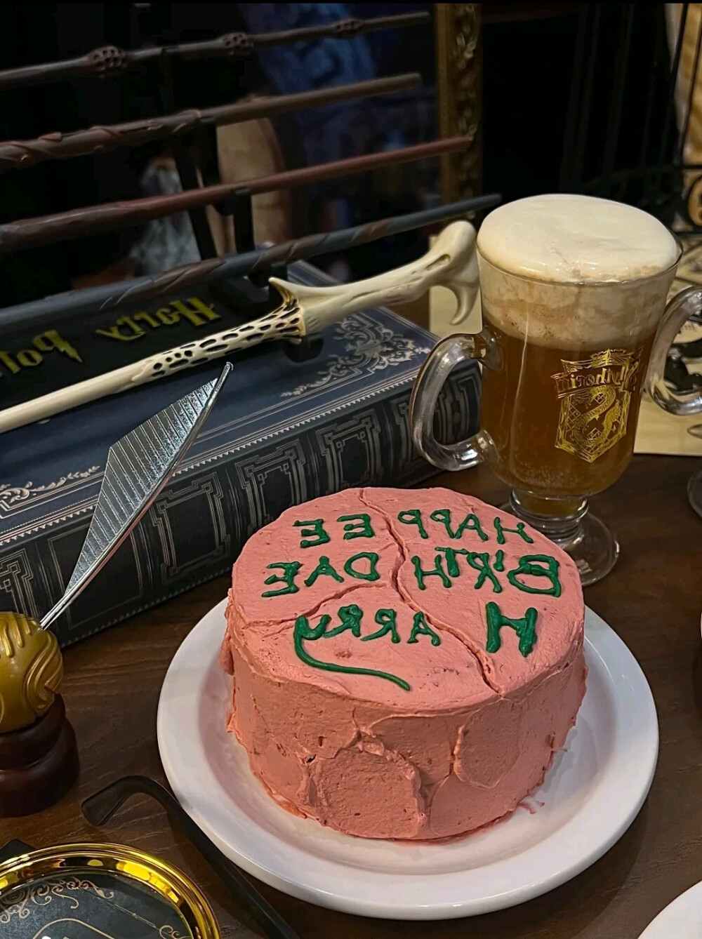 (常州)找到了霍格沃滋魔法学院......
到底哪个PLMM想到的!让我这个哈利波特的忠实粉丝爱不释手!浓浓的魔法学院氛围...怎么拍都好出片!
蛋糕 出奇的好吃!造型也是拉满...怎么拍的
都好看!复刻的黄油啤酒尊滴一模一样...爱了爱了!
天宁区十里洋场