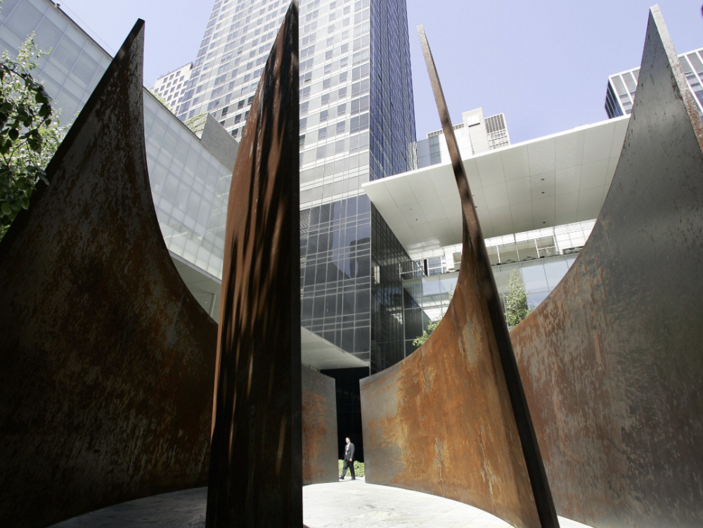 理查德·塞拉 (Richard Serra)，《Intersection II》，纽约现代艺术博物馆，2007 年。照片：Timothy A. Clary/AFP via Getty Images。
