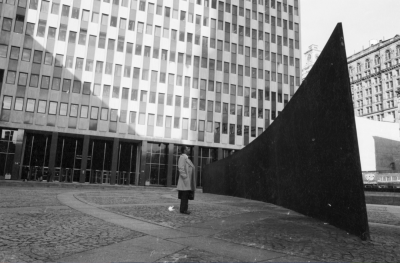 理查德·塞拉 (Richard Serra)， 1981 年《倾斜的弧线将纽约曼哈顿下城的联邦广场一分为二》。照片：Frank Martin/BIPs/Getty Images。
