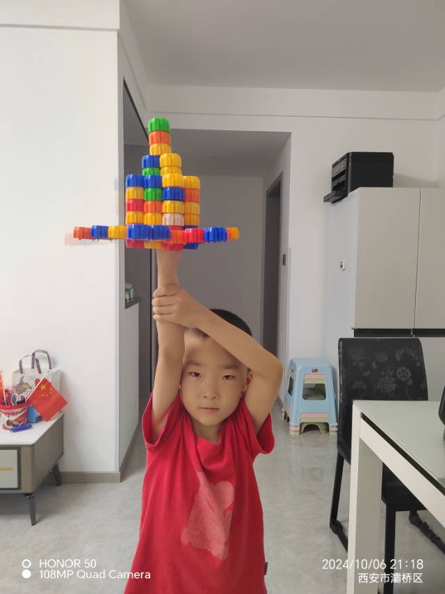 幼儿园布置的瓶盖手工作业，儿子用小瓶盖积木拼的旋转激光炮