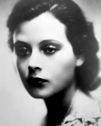 上世纪三十年代，成名前的Hedy Lamarr（海蒂·拉玛）。 ​​​