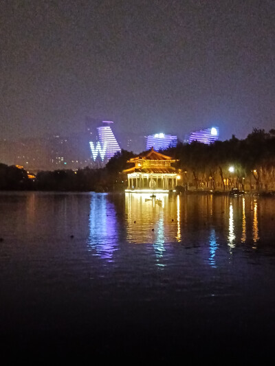 在无人雨夜，静享绝美晚景