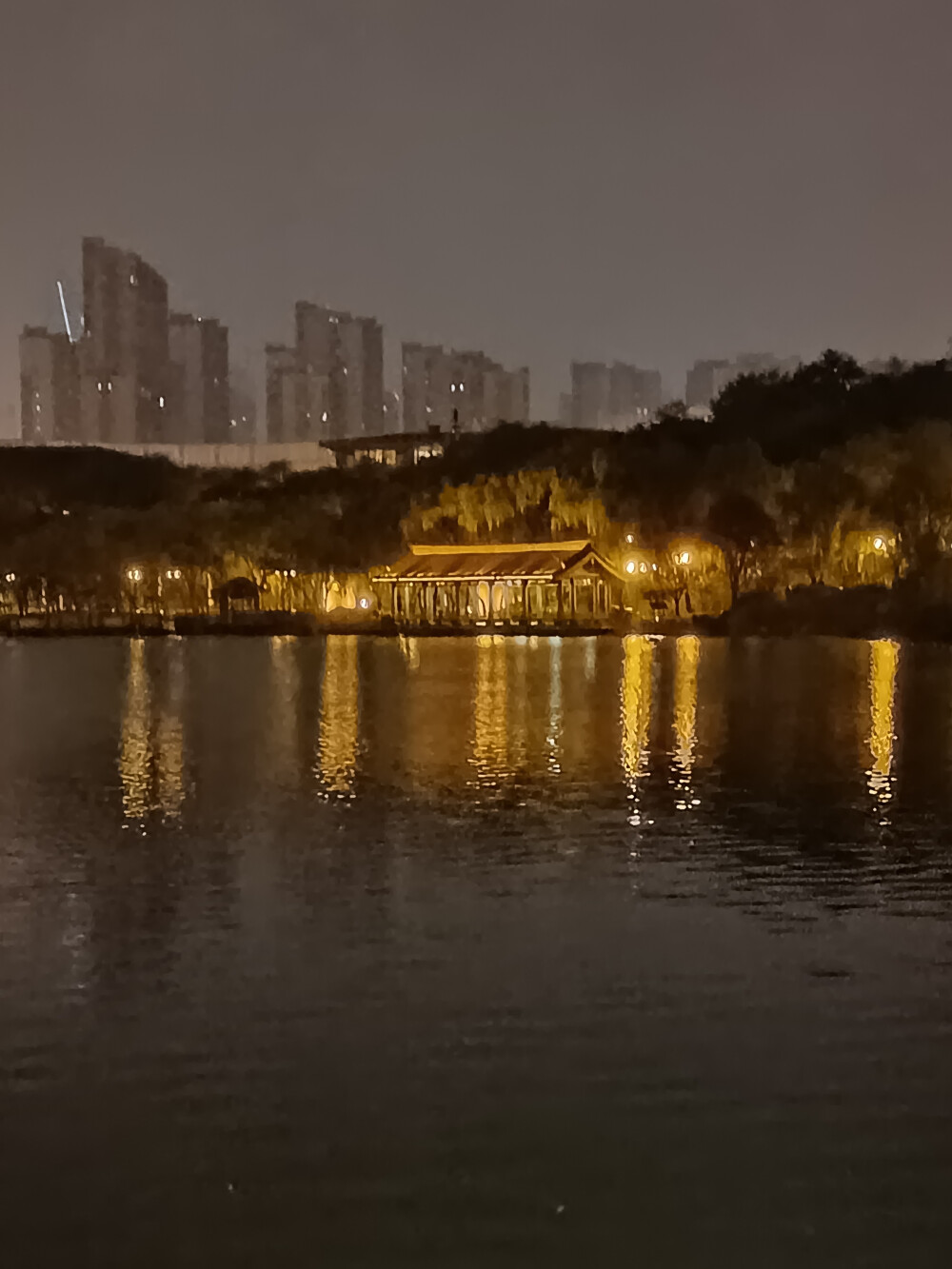 在无人雨夜，静享绝美晚景