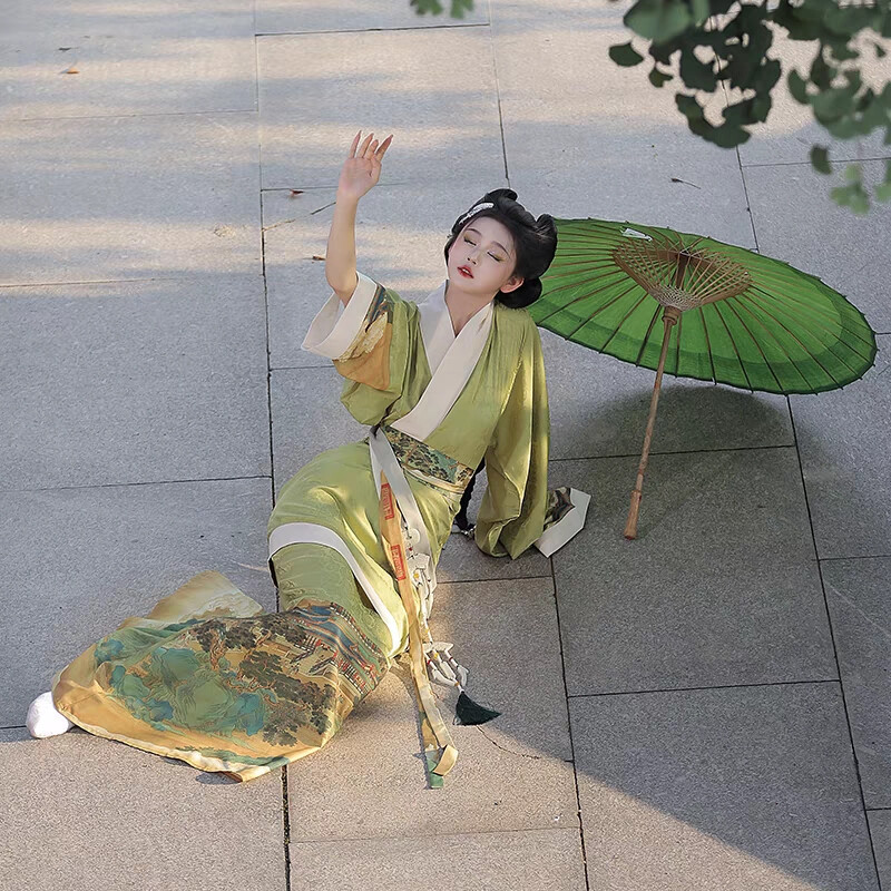 鱼尾双绕曲裾