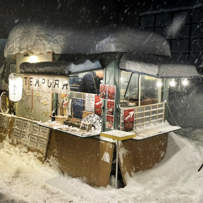 我们一起等到最后和最初的一天
世界剥破仍如新橙蘸新雪。