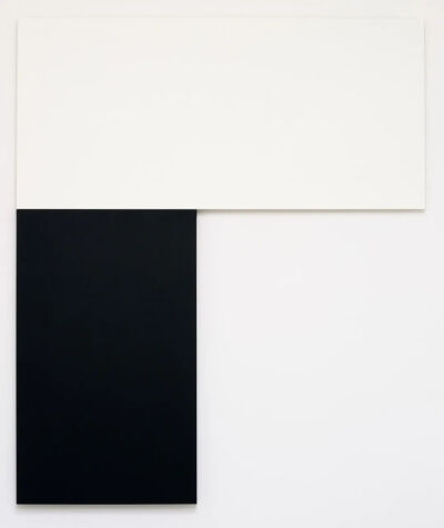 Ellsworth Kelly，《查塔姆一：白黑》
（Chatham I：白色黑色），1971年
布面油画，两块拼接面板
96 1/4 ✕ 81英寸 (244.5 ✕ 205.7厘米)
Ellsworth Kelly遗产，Jerry L. Thompson
由艺术家提供 ©Ellsworth Kel…