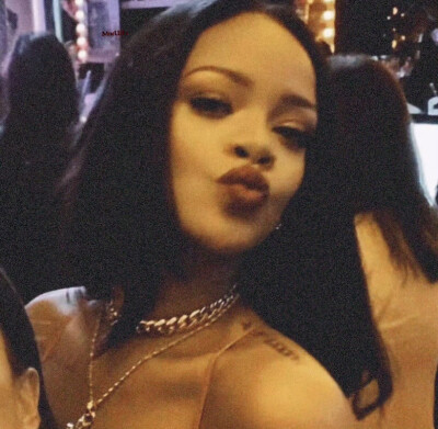 Rihanna ​
cr wb MneUzhe