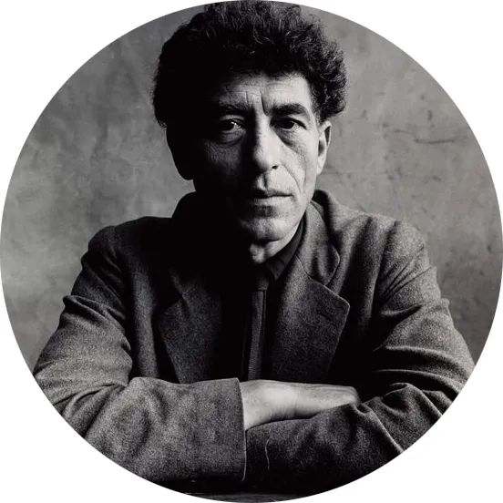 阿尔贝托·贾科梅蒂(Alberto Giacometti,1901年10月10日-1966年1月11日)是瑞士雕塑家、画家、绘图员和版画画家。从1922年开始,他主要在巴黎生活和工作,但他定期回到家乡博尔戈诺沃看望家人并创作艺术作品。贾科梅蒂是20世纪最重要的雕塑家之一。他的作品尤其受到立体主义和超现实主义等艺术风格的影响。关于人类状况的哲学问题以及存在主义和现象学辩论在他的创作中发挥了重要作用。1935年左右,他放弃了超现实主义的影响,转而对具象构图进行更深入的分析。贾科梅蒂为期刊和展览目录撰写文字,并在笔记本和日记中记录他的想法和记忆。他的批判性导致他对自己的作品产生自我怀疑,并自认为无法公正地对待自己的艺术视野。然而,他的不安全感一直是他一生强大的艺术动力。