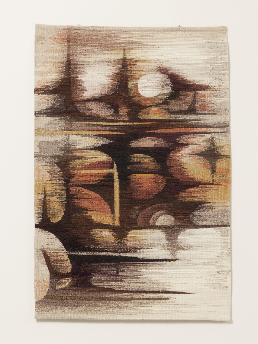 李信子，《The World is Beautiful》，1980年，羊毛挂毯，212.1 × 145.4 cm