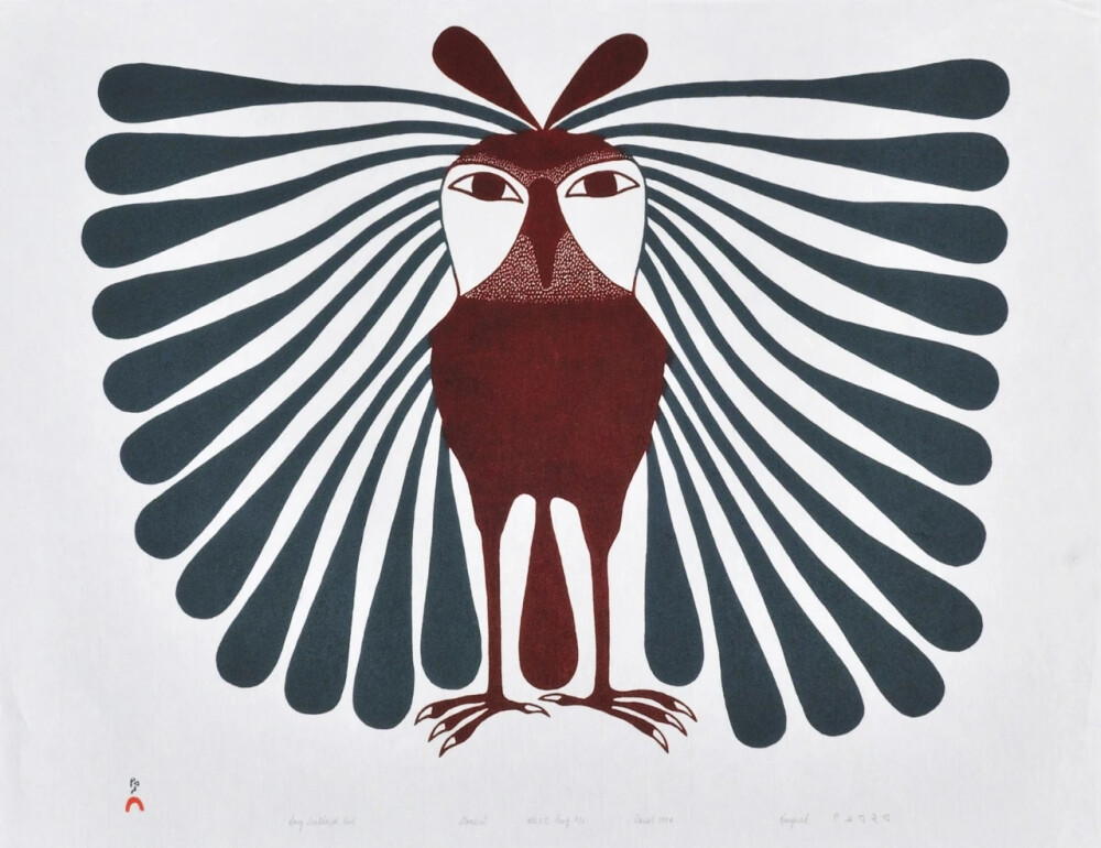 科努瓦克·阿什瓦克（Kenojuak Ashevak）是著名的加拿大因纽特艺术家，她创作了一些加拿大艺术中最具标志性和辨识度的图像。在从事雕塑工作时，阿什瓦克以其引人入胜的图形作品而闻名，包括素描和版画。这些作品涵盖了富有想象力和多样化的主题，其中最大的主题包括鸟类，尤其是活泼的猫头鹰。