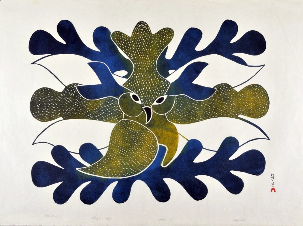 科努瓦克·阿什瓦克（Kenojuak Ashevak）是著名的加拿大因纽特艺术家，她创作了一些加拿大艺术中最具标志性和辨识度的图像。在从事雕塑工作时，阿什瓦克以其引人入胜的图形作品而闻名，包括素描和版画。这些作品涵盖了富有想象力和多样化的主题，其中最大的主题包括鸟类，尤其是活泼的猫头鹰。