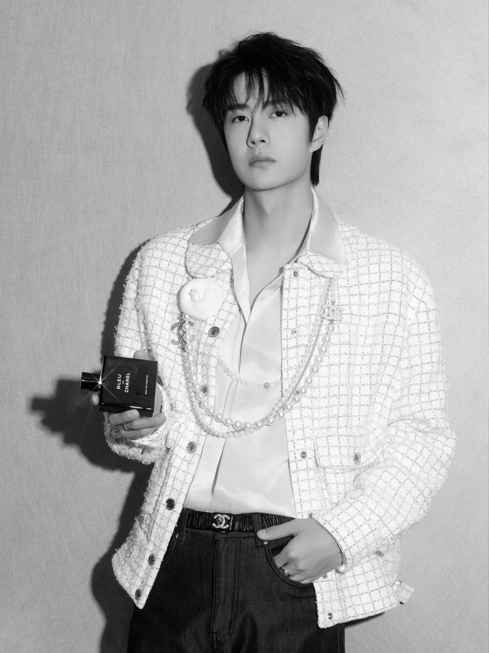 香奈儿CHANEL：
香奈儿品牌形象大使@UNIQ-王一博 即将出席于杭州呈现的2024/25高级手工坊系列发布会。这座城市风景如画，亦拥有深厚的文化底蕴，一如香奈儿蔚蓝男士香水温润感性的气息，为他的杭州之行带来无限灵感与能量。#香奈儿高级手工坊# #香奈儿时尚发布会# ​​​