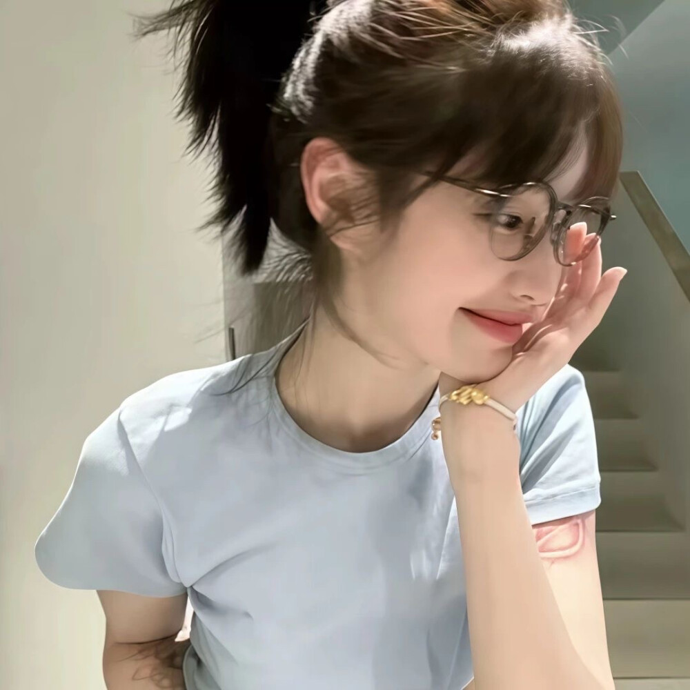 蓝色系女头加蓝色系背景图