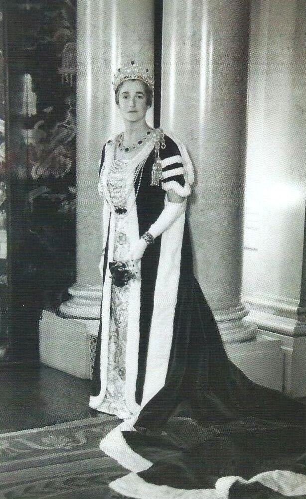 英国第五代乔蒙德利侯爵夫人西碧儿·沙逊（1894-1989），她出身于犹太巨富沙逊家族，母亲是罗斯柴尔德男爵之女。
