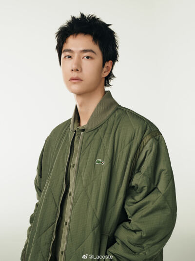 Lacoste：
@UNIQ-王一博 身着LACOSTE 2024冬季系列宽松棉服外套。优雅卡其绿自由百搭，解放出行灵感！
#Lacoste# #CROCFIT# #LACOSTE品牌全球代言人王一博# 