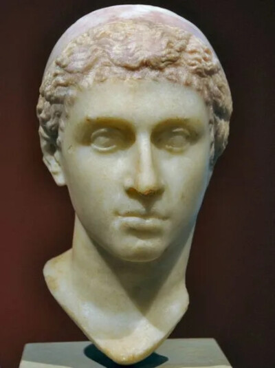 克利奥帕特拉（埃及艳后）
英语：Cleopatra VII，
阿拉伯语：كليوباترا السابع，
公元前69年 - 公元前30年
