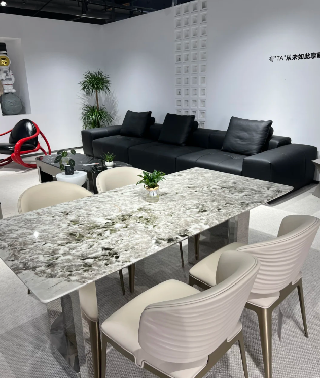 湖南家具城之行：探寻高性价比家具宝藏店
上个周末，我开启了一场探寻家居好物之旅，目的地是湖南铂乐家具城。从长沙出发，车程大概30分钟左右，地理位置略显偏僻。当抵达那里时，眼前宽敞的场地以及方便的免费停车条件，瞬间让人心情舒畅不少。
铂乐家具就像是走进了一个家居风格的多元世界。展示出的家具风格千差万别。有简约时尚、充满现代感的设计，能为家居空间营造出简洁大气的氛围；也有精致典雅的欧式风格，散发着浓郁的浪漫与奢华气息。
选购家具时一定要多去不同的店铺比较价格，同时亲自对家具的质量进行实地考察。