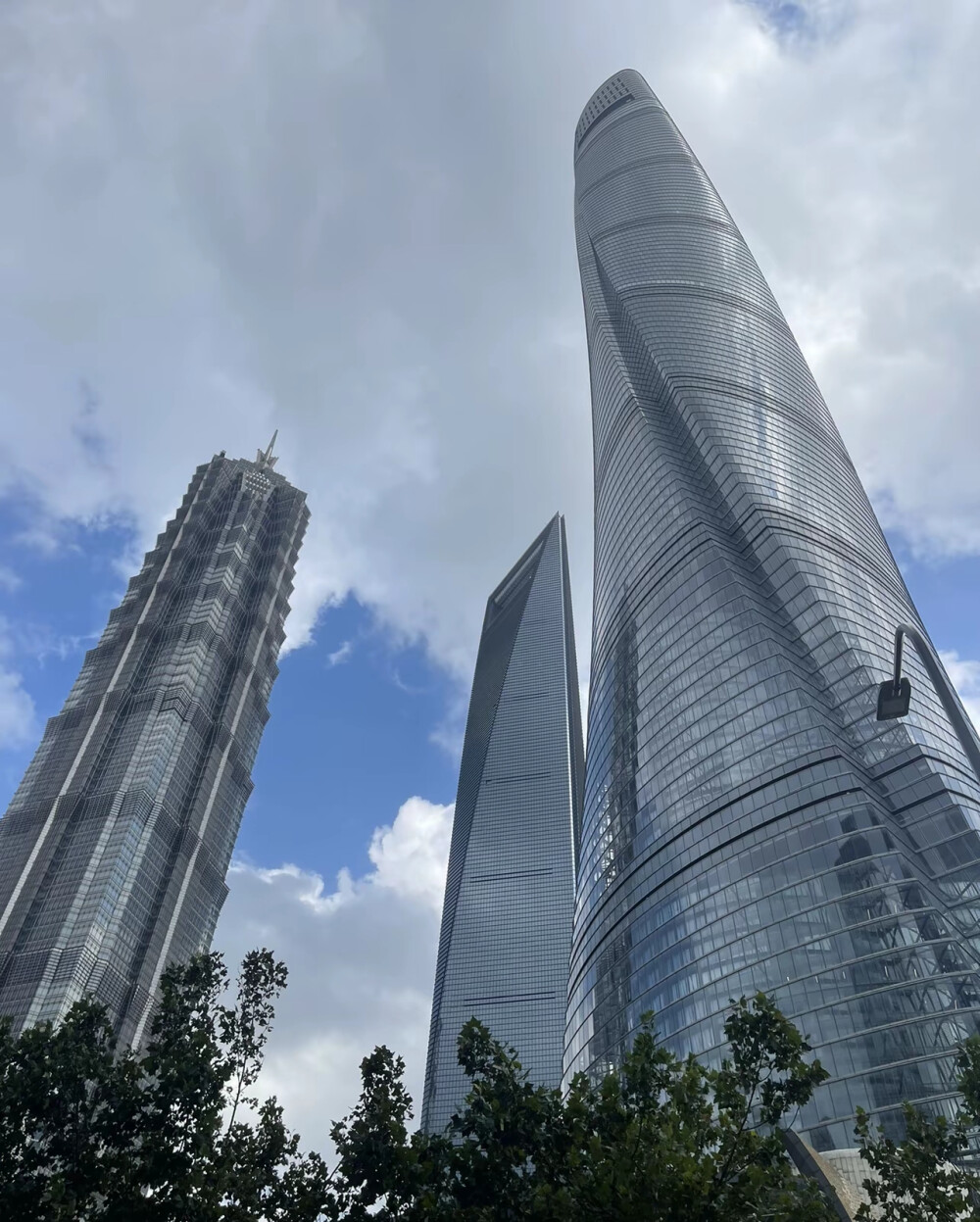 上海，世界超一线城市之一。
中国经济金融中心，拥有全球最大的港口，是长江经济带的龙头城市。也被称为“魔都”。