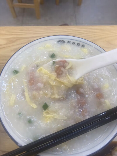 早餐：粥 小笼包 包子 云吞 肠粉