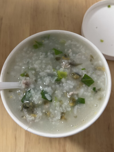 早餐：粥 小笼包 包子 云吞 肠粉