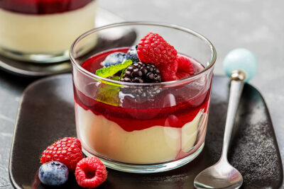 意大利甜品 Panna Cotta 意式奶冻 意为“煮熟的鲜奶油”，通常被认为是意大利北部以乳制品闻名的皮埃蒙特（Piemonte）地区的传统甜点。但现已成为意大利各地均可见到的甜品。质地冰滑细腻，奶香馥郁，并伴有其他配料…