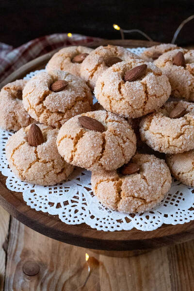 意大利甜品 Amaretti 意式杏仁饼 杏仁饼干 杏仁曲奇 也被称为 Biscotti Amaretti 是一种甜度很高的意大利酥皮点心。除了在面粉中加入黄油、奶油和起酥油外，还会用到大量形态轻盈的细砂糖和杏仁粉。它香气浓郁，甜中…