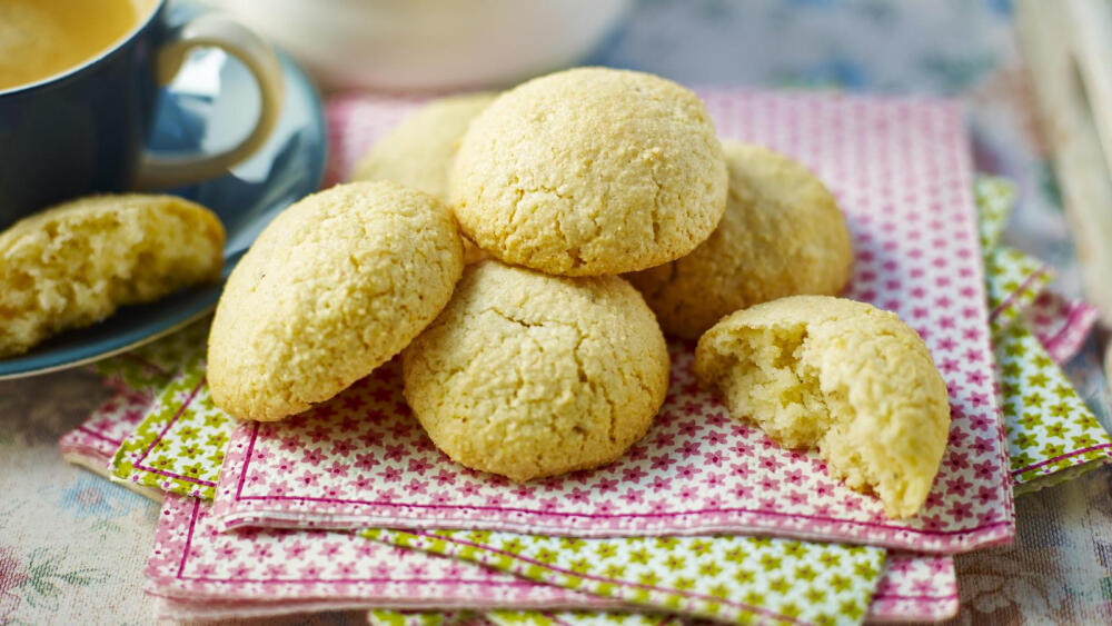 意大利甜品 Amaretti 意式杏仁饼 杏仁饼干 杏仁曲奇 也被称为 Biscotti Amaretti 是一种甜度很高的意大利酥皮点心。除了在面粉中加入黄油、奶油和起酥油外，还会用到大量形态轻盈的细砂糖和杏仁粉。它香气浓郁，甜中略带杏仁的微苦，呈现出比曲奇更轻脆的美妙口感。杏仁粉是在甜杏仁粉内混入一定比例的苦杏仁粉，这样才能如名“Amaretti”（微苦）所示，回味悠长。如今意大利的每个地区都有自己的配方，使用不同比例的基本配料，或不同硬度的蛋白霜、温度和烘烤时间，或额外的配料，如蛋黄、面粉或发酵剂，以达到不同的别致口感