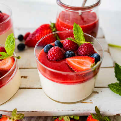 意大利甜品 Panna Cotta 意式奶冻 意为“煮熟的鲜奶油”，通常被认为是意大利北部以乳制品闻名的皮埃蒙特（Piemonte）地区的传统甜点。但现已成为意大利各地均可见到的甜品。质地冰滑细腻，奶香馥郁，并伴有其他配料…