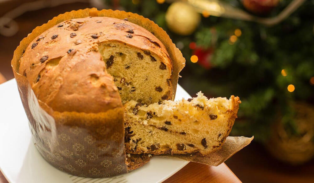 意大利 Panettone 潘娜托尼 潘妮托尼 语意为“托尼的面包”，起源于米兰，如今已遍布全意大利。蛋糕中夹杂着葡萄干和糖渍橙皮，蓬松柔软、果味浓郁，常常在圣诞节和新年聚会时分享食用。适合与热饮或甜酒搭配使用，或切成薄片烤脆，涂上马斯卡彭奶酪（mascarpone）一起食用