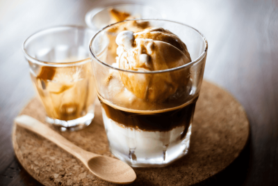 意大利甜品 Affogato 阿芙佳朵 直译意为“泡在水中”，也就是把著名的意大利手工冰淇淋 Gelato 浸于可口的饮料中。冰淇淋多为香草、巧克力、榛子、朗姆酒等常见口味，饮料有咖啡、红茶和利口酒等，注入的饮料量无需…