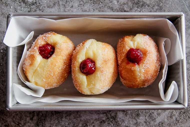 意大利甜品 Bomboloni 一种包裹草莓酱、奶油或果冻的甜甜圈，类似来自奥地利格拉茨（Gratz）的Berliner。Bomboloni的名字源于炸弹（Bomba），因为圆形的甜甜圈里包裹着随时一咬即爆的内馅