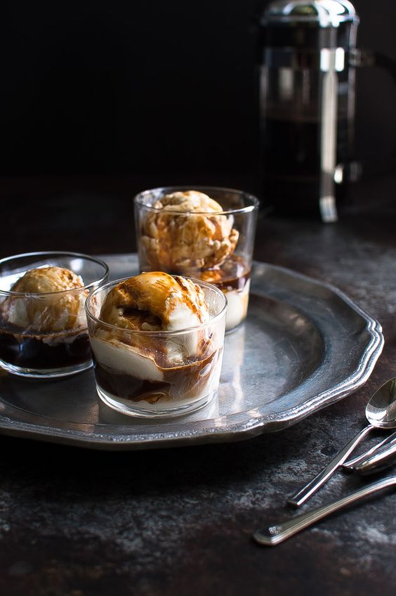 意大利甜品 Affogato 阿芙佳朵 直译意为“泡在水中”，也就是把著名的意大利手工冰淇淋 Gelato 浸于可口的饮料中。冰淇淋多为香草、巧克力、榛子、朗姆酒等常见口味，饮料有咖啡、红茶和利口酒等，注入的饮料量无需太多便可以产生千变万化的搭配，其中最受欢迎的依然是香草冰淇淋搭配意式浓缩咖啡（Espresso）的经典组合